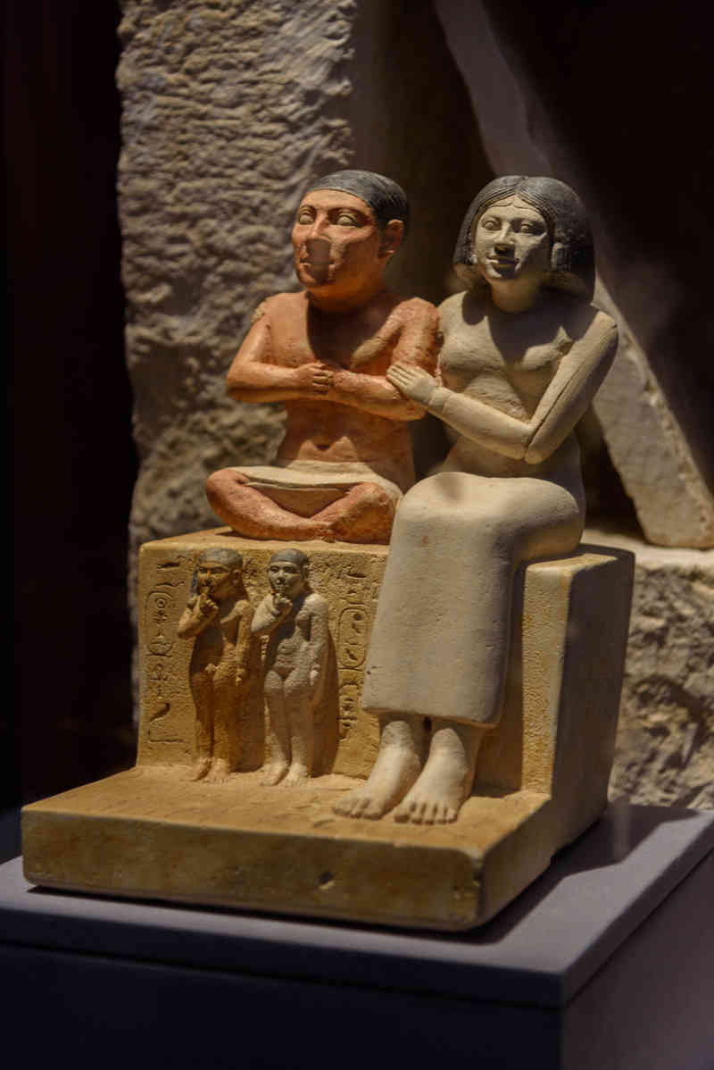 Egipto 346 - El Cairo - museo Egipcio - estatuas de Seneb y su familia.jpg